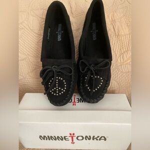 Minnetonka 330L  Women’s Peace & Love Moc  Black Suede Size 8.5 New